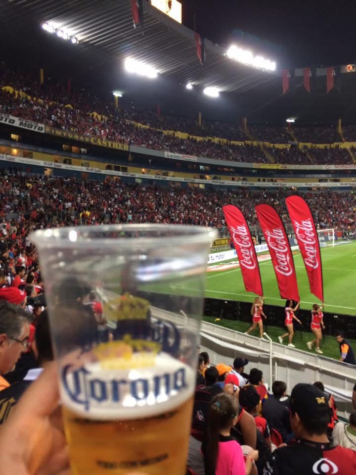 🔴⚫ La Baja Norte repleta de La Barra 51 y en la grada completa La Fiel.

Aquellos días donde el Atlas llegó a tener de los mejores promedios de asistencias en Liga MX en sus juegos como local.