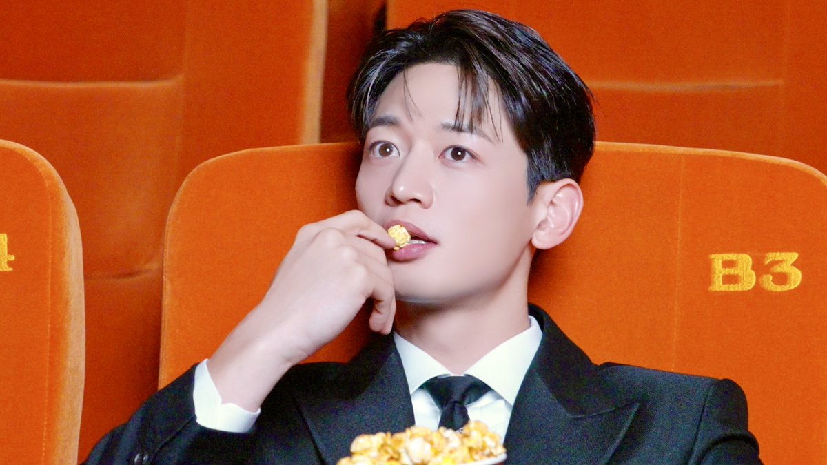 SHINee's tweet image. ˚₊‧* 감독은 밍밍 주인공은 샤월 ഒ·°*‧₊˚ | 2025 BEST CHOI's MINHO 〈Our Movie〉 Poster Shooting Behind

youtu.be/sDNpmlg6ulU 

#MINHO #민호
#SHINee #샤이니
#2025MINHOFANMEETING #OurMovie
#2025베스트초이스민호 #2025민호팬미팅