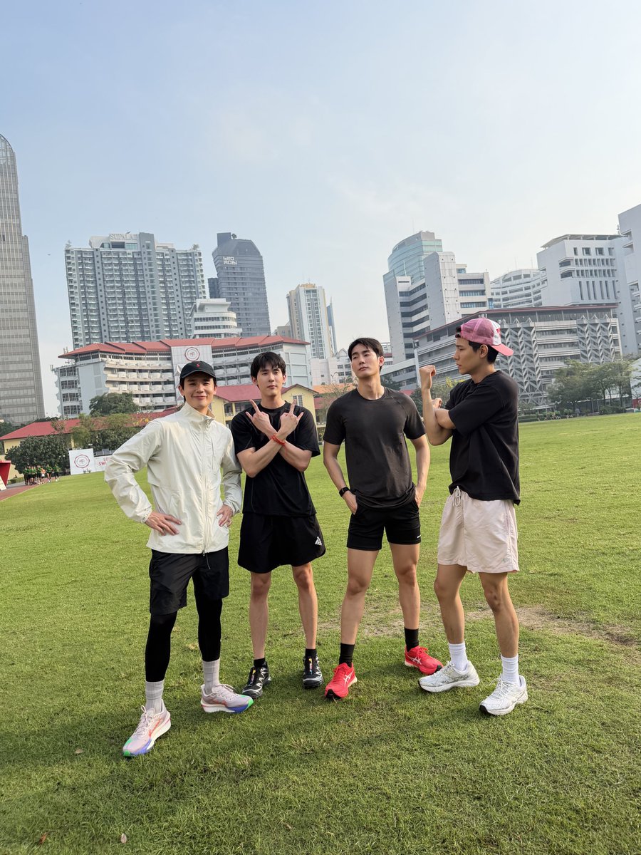 ขอพูดอีกรอบว่าจิมมี่ซี ฟอสบุ๊ค จูเนียร์มาร์ค เป็นกลุ่มที่คาแรกเตอร์ชัดมากคือ 3คนพูด 1 คนฟัง 1 คนถ่าย 1 คนหลับ น้องบุ๊คเคะคนเดียวที่ส่งออกไปสู้กับเมะแก๊งค์เต้าหู้วีน ส่วนฟอสควบคุมอะไรไม่ได้ก็ถ่ายคลิป น้องมาร์คไม่ทำอะไรยืนฟัง ส่วนน้องซีนิ่งเป็นหลับขยับเป็นกิน5555555555 อย่างรูปนี้