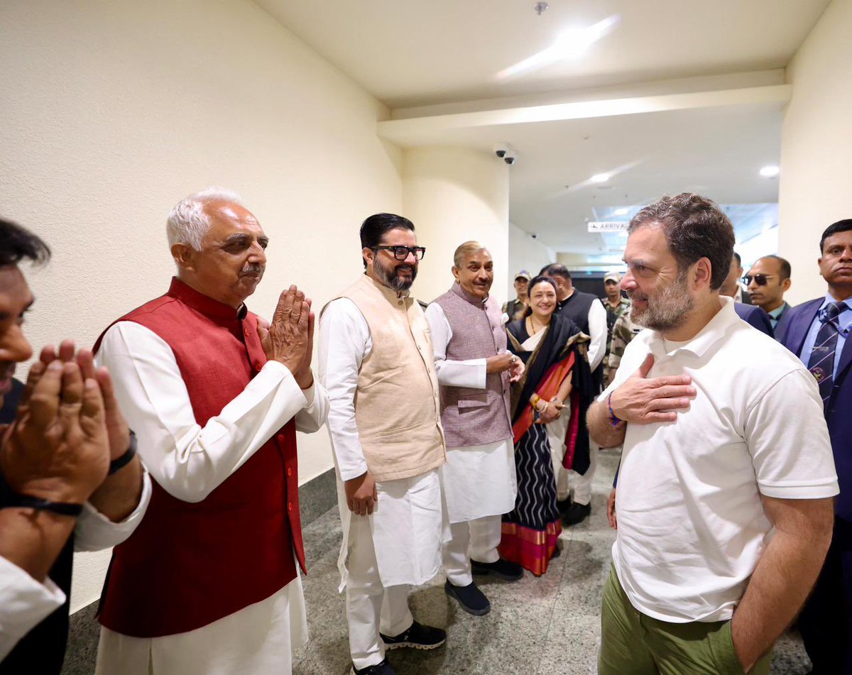 आज लखनऊ एअरपोर्ट पर राहुल गांधी जी का स्वागत ।