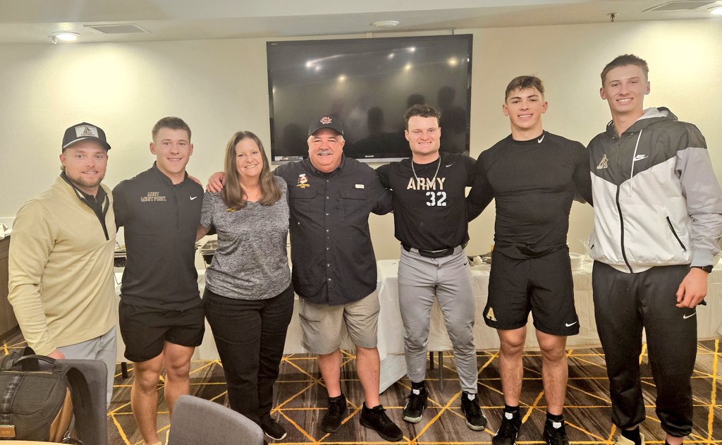 UltTailgater's tweet photo. Big thanks @ArmyWP_Baseball @DHoy_3 for having us feed the team tonight after practice! Really enjoyed meeting the players &amp; coaches  - what a great group! Looking forward to #SaluteTheTroops this weekend at Founders Park. 
#UltimateTailgatersBBQ #ArmyBaseball
#GamecockBaseball https://t.co/vizY2dxm6A