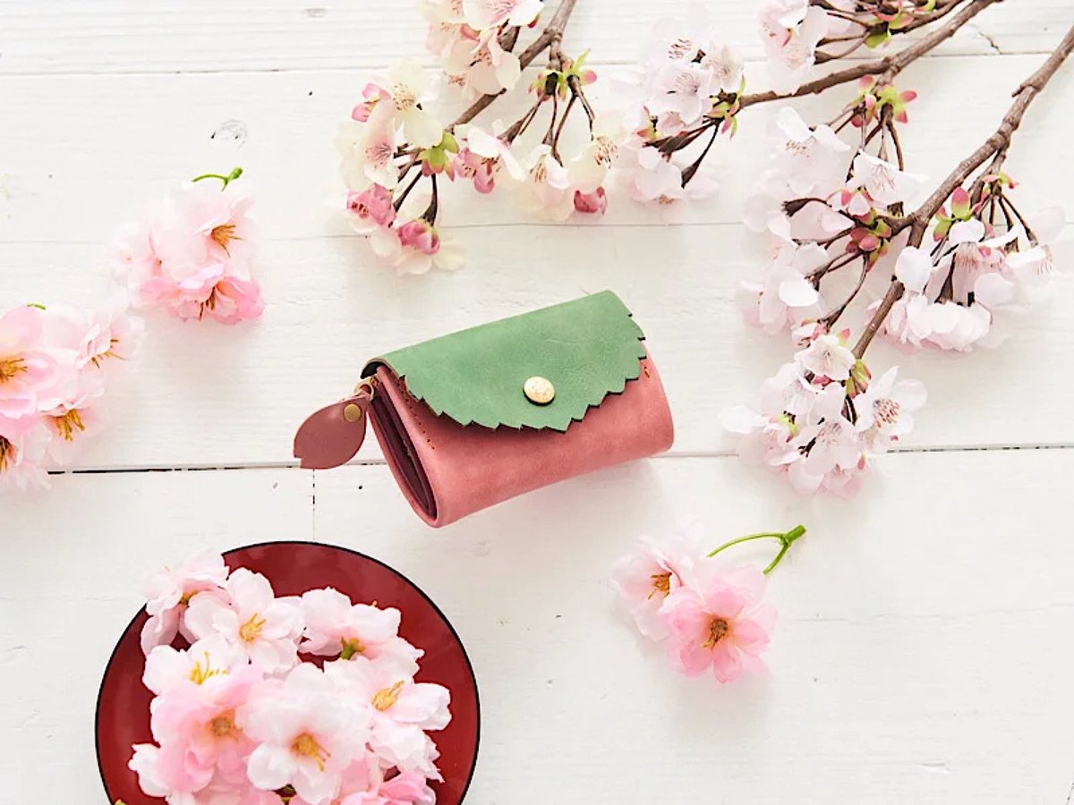 🌸桜財布 春の販売予定について（2026）🌸

今年の桜企画は、三段階でお届けします。

⸻

【通販】

2/21（土）20:00〜2/25（水）23:59
※オンライン限定色あり

🌸今年は受注生産ではなく、製作済み分のみの販売です。
数量に限りがあります。

⸻

【対面販売｜浅草橋 Atelier AR <a href="/atelier_AR_akb/">アトリエ アール</a>