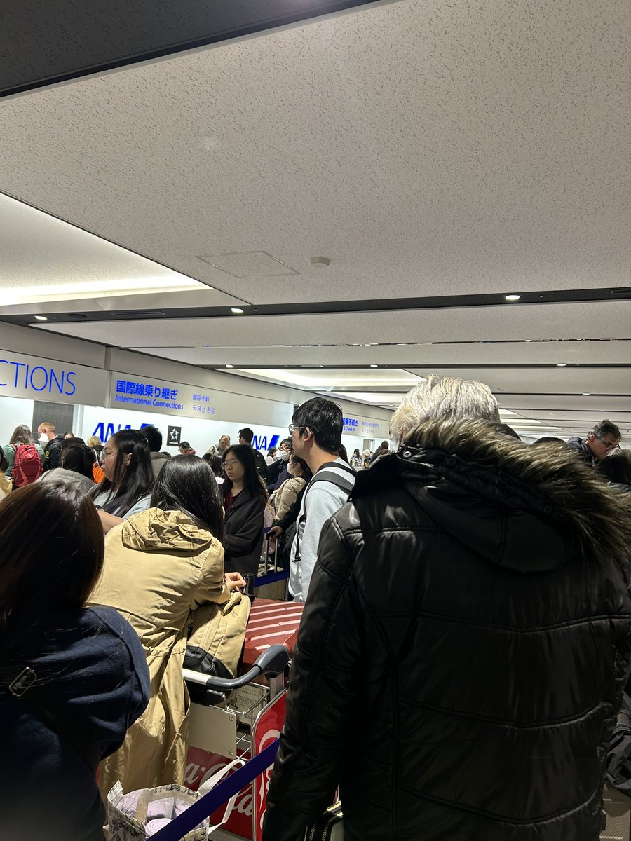 kaka03302's tweet photo. 新千歳空港
中は大混雑です💦
2時間前に到着してようやく
辿り着けた🥲
本日搭乗予定の方
早目に空港入りおすすめします https://t.co/EgIsM4KCkb