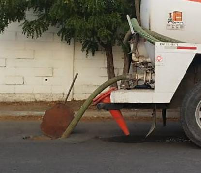 Michellexmar's tweet photo. ¿Con quien puedo reportar/ denunciar? Hace varias semanas este camión se para en la calle Mariano Escobedo, pensábamos que iba a destapar el drenaje ya que es recurrente que haya problemas sanitarios, resulta que viene a desfogar desechos, empeorando el problema. @aguahermosillo https://t.co/Z3eqFQN68c