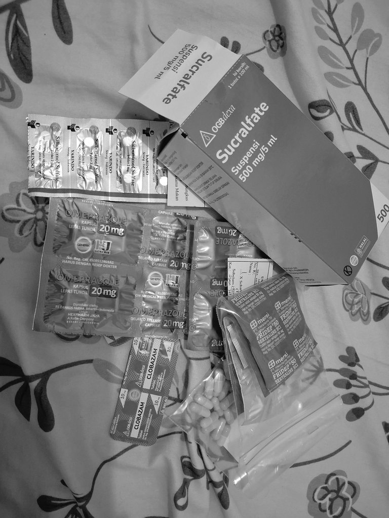 misalchan's tweet photo. akan ku hadapi dunia tapi sambil minum obat🙂💊 https://t.co/z4IGRakaF5