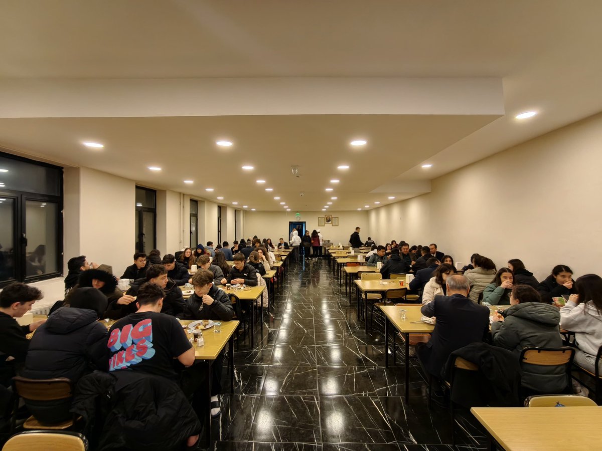 İstanbul Erkek Lisesi'nde yatılı öğrencilerimizin sahur sofrasına misafir olduk.

İdareci ve öğretmenlerimizin aile sıcaklığı ortamını sağlayan fedakarlıkları takdire şayan.

Öğrencilerimizin azim ve gayretleri içimizi ısıttı.
Yolunuz, bahtınız açık olsun gençler!