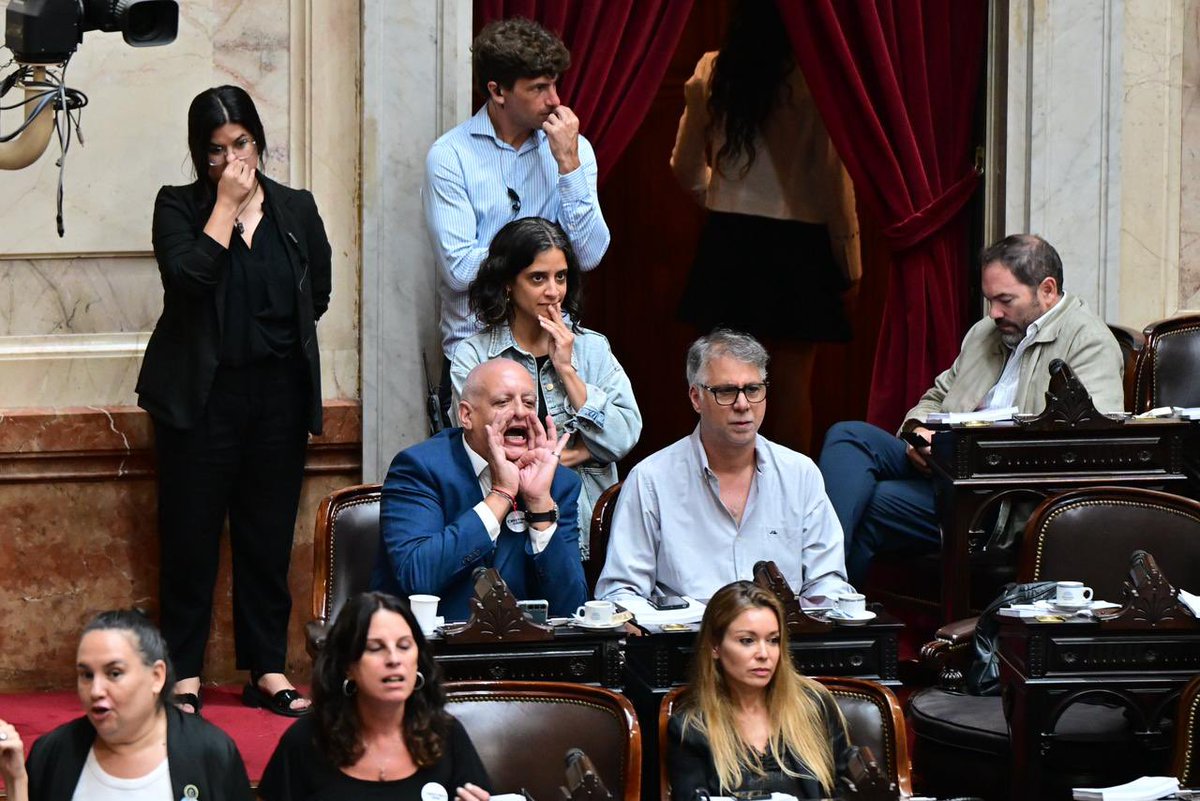 No podían aprobar esta bazofia de otra manera. Adentro, una sesión escandalosa; afuera, represión; y en todo el país el paro nacional. Igual podrían haber dado mil días y horas de debate que esta ley no tendría un solo artículo a favor de los trabajadores, porque está diseñada