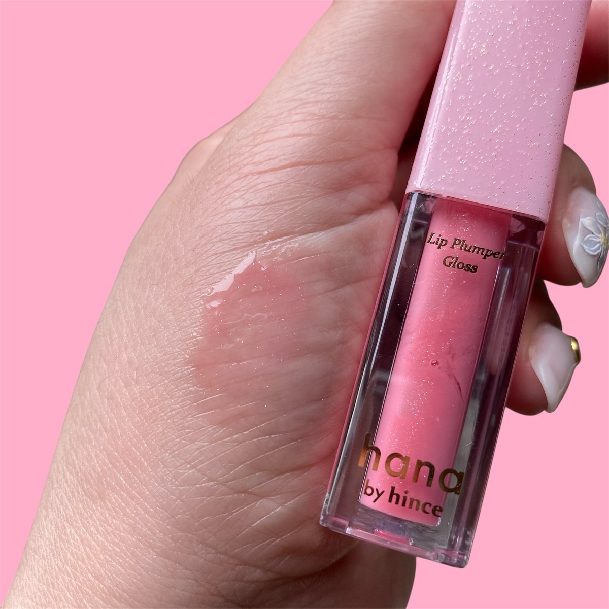 最近細かいラメが入ってるグロスが好き✨ リップの上に重ねるとちゅる