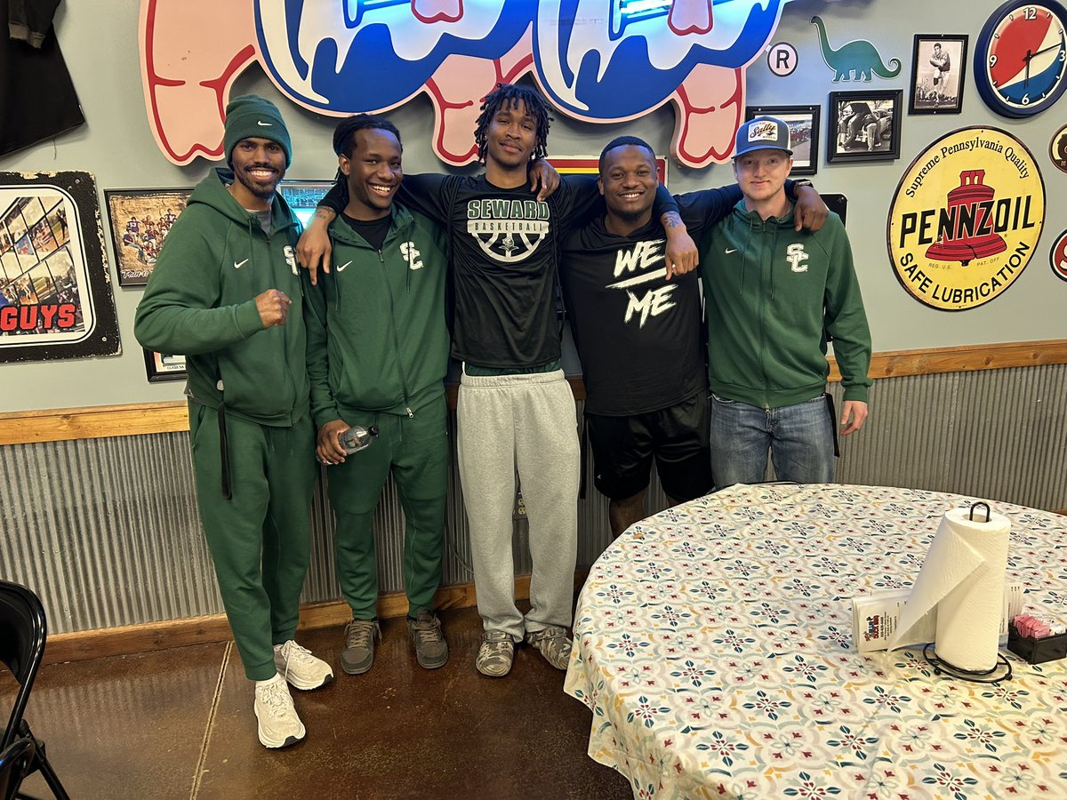 Southern Pioneer Electric Green Line at Billy’s with coach Marquis McCray, RJ McKinnie, Yanceeh Fleret, coach Austin Downing, and coach Joey Dyck.