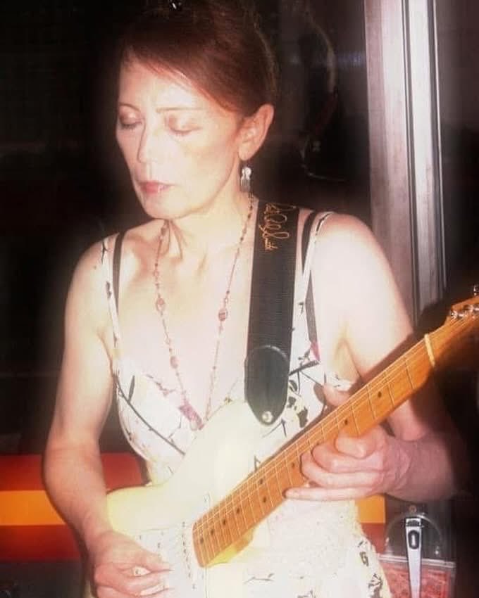 In the midst of Stratting.
#Stratocaster #Fender #fenderjapan #Gigabar #actress #movie #cinema #film #songwriter #musician #liveperformance #tokyonightlife #guitarist #modeling