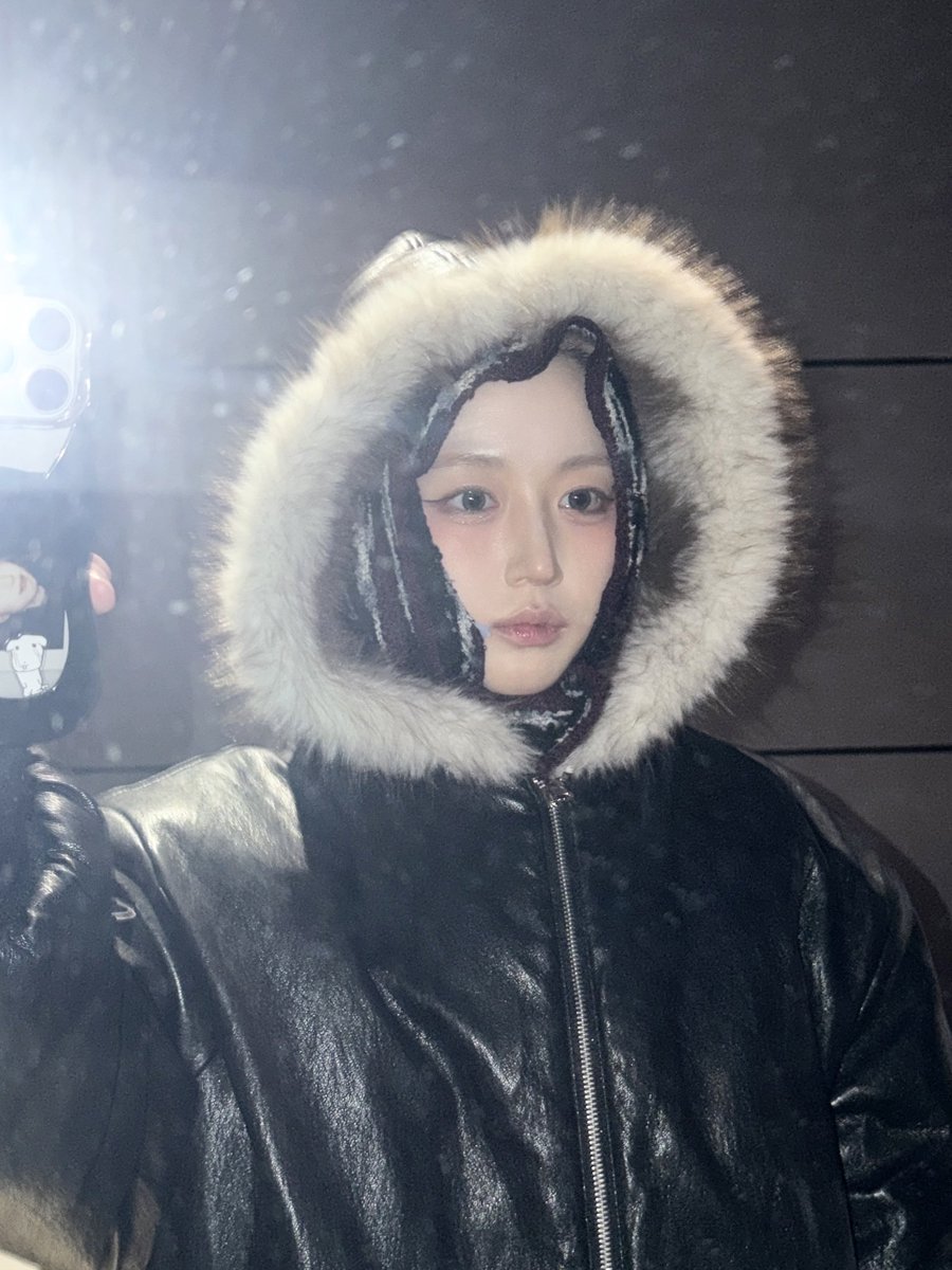 When the temperature drops but your energy only rises. Snow dusting the shoulders, city glow reflecting in my eyes, and this oversized fur hood making me feel untouchable. ❄️