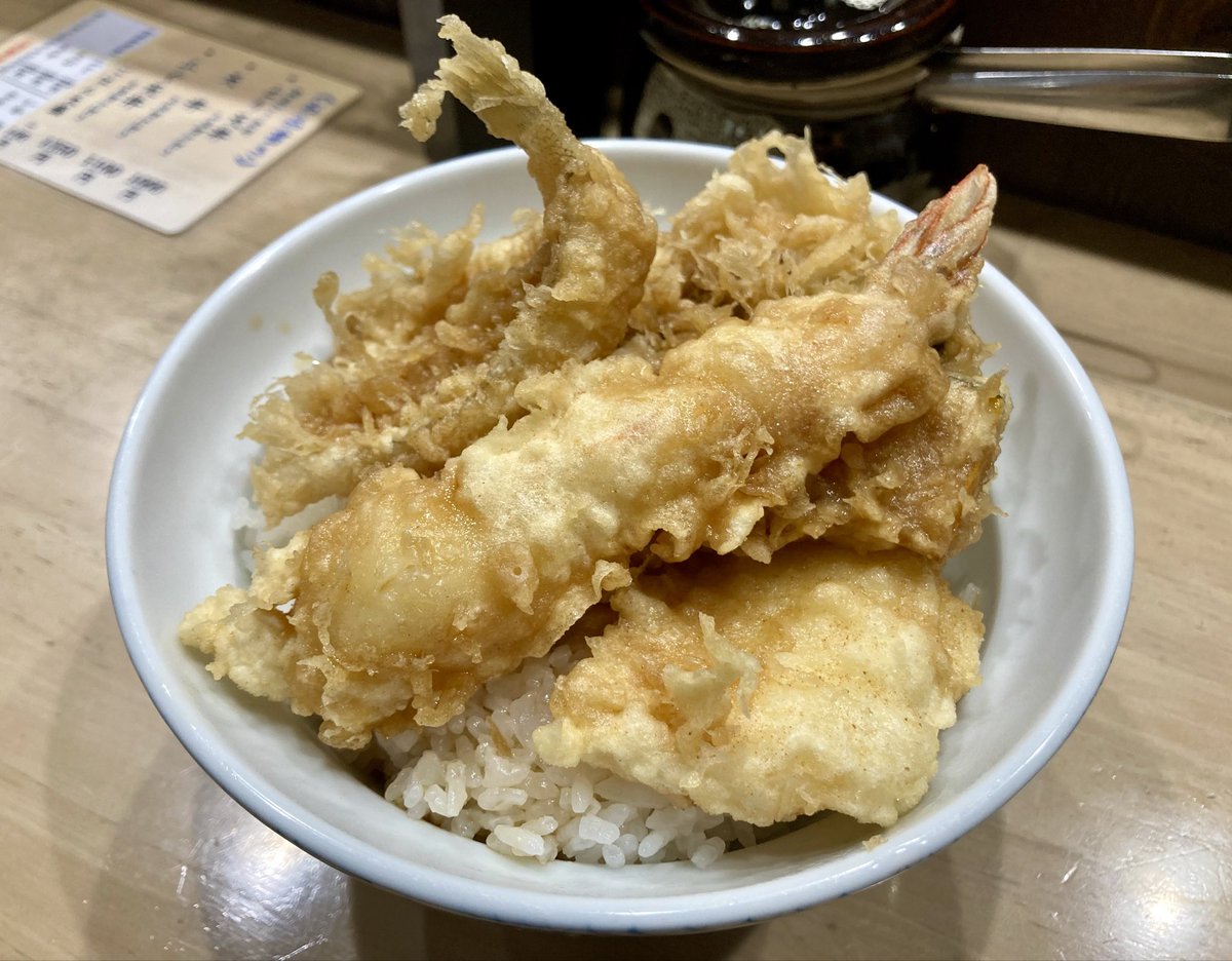 hiropoyo03's tweet photo. 錦糸町にある天丼「はなぶさ」。神保町の天ぷら「いもや」で修行された垂水英樹さんが2018年11月にオープン。
故・宮田三郎さんの薫陶を受けたお店は、弘前の天ぷら「いもや」や馬喰町のとんかつ「あさや」、藤岡のとんかつ「いもや」、北千住の天麩羅「いもや」などがあります。

メニューは天丼、とり天丼、ふぐ天丼の三種類から。天ぷらは一品ごとに追加で頼めます