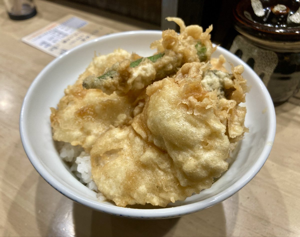 hiropoyo03's tweet photo. 錦糸町にある天丼「はなぶさ」。神保町の天ぷら「いもや」で修行された垂水英樹さんが2018年11月にオープン。
故・宮田三郎さんの薫陶を受けたお店は、弘前の天ぷら「いもや」や馬喰町のとんかつ「あさや」、藤岡のとんかつ「いもや」、北千住の天麩羅「いもや」などがあります。

メニューは天丼、とり天丼、ふぐ天丼の三種類から。天ぷらは一品ごとに追加で頼めます