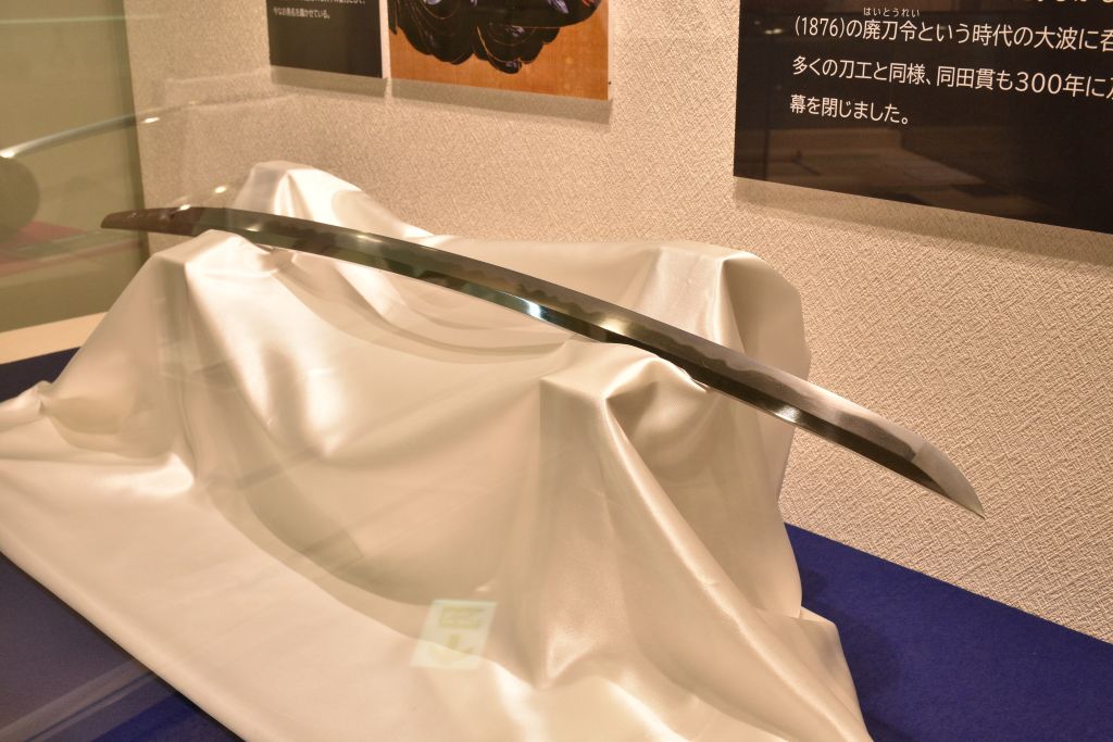 kokoropia_tmn's tweet photo. 常設展の同田貫を展示替えしました！
今回の展示は、同田貫上野介と直景の刀＜接収刀剣＞、宗廣の脇差の計３振です。
上野介の棟には「誉疵（ほまれきず・戦闘によるキズ）」があり、実戦刀として闘ったその姿をぜひご覧ください。
#こころピア #同田貫 https://t.co/97oyiNawte