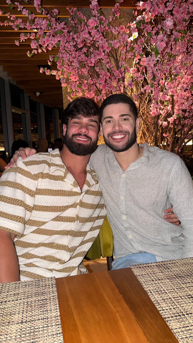 centralreality's tweet photo. Os ex-BBB's Marcelinho e Paulo Augusto curtiram um date juntos. https://t.co/Th8Z4LKxMK