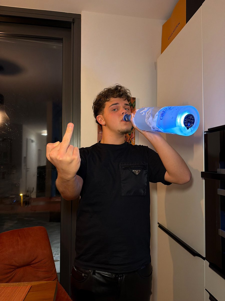 AlphaLawrence_'s tweet photo. Wanna säufst du weider ?? https://t.co/RQmXTUFp14