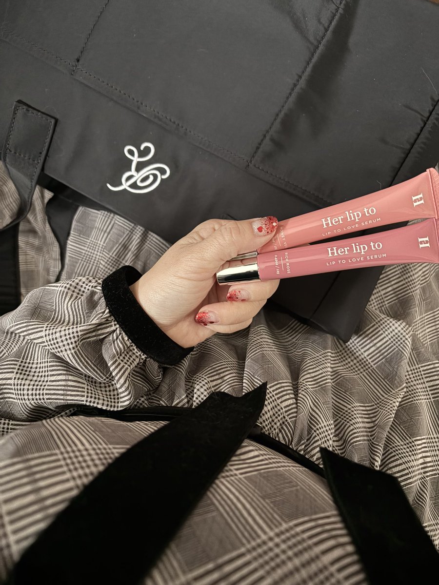 今日は。。 Herlipto beauty 美容液リップ✨ LIP TO LOVE SERU