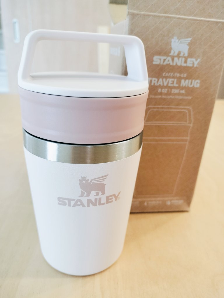 仕事中に愛用してたタンブラーの蓋が壊れたので欲しかったSTANLEYの買った✨これでいつも温かいの飲める☺️かわいい
