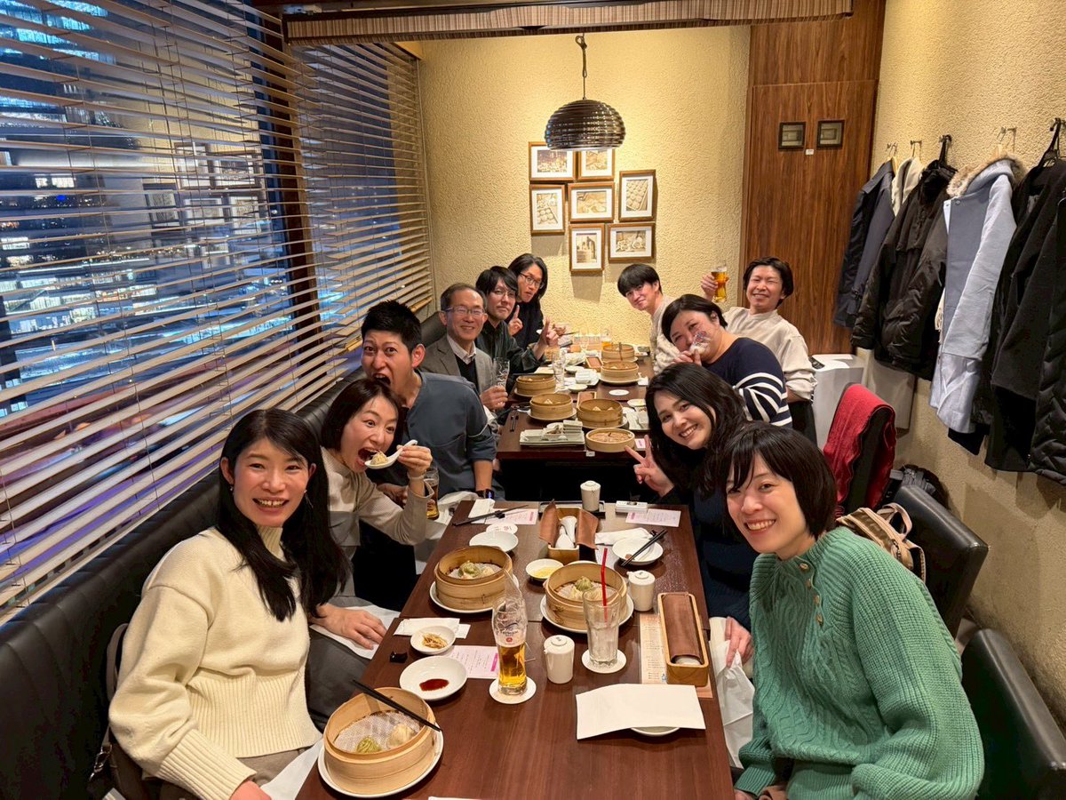 5pK0u6BoPN38706's tweet photo. 先日、笹田ゼミで心温まる時間を過ごしました。

博士後期1名、修士1名が節目を迎え、先生およびゼミ生の皆さんがお祝いをしてくださいました。

支えてくれた皆さまに感謝！
また次のステージへ。

good job!!! https://t.co/htsVqoF1zT