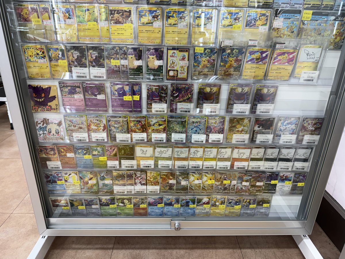 こんにちは😃 本日も開店しました！！ ショーケース模様替えしてみまし