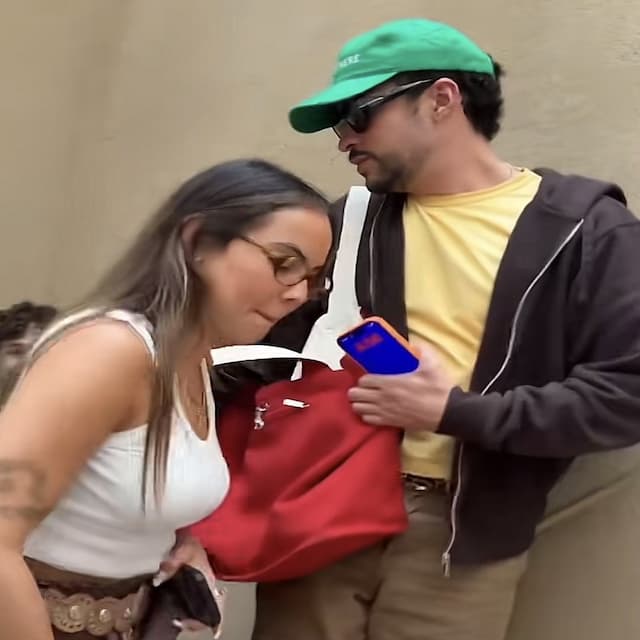 Bad Bunny y Gabriela Berlingeri vuelven a encender rumores de reconciliación tras una cita en São Paulo. La pareja revive la chispa que nunca se apagó.   #BadBunny #GabrielaBerlingeri

lacolumnariablog.com/bad-bunny-y-ga…