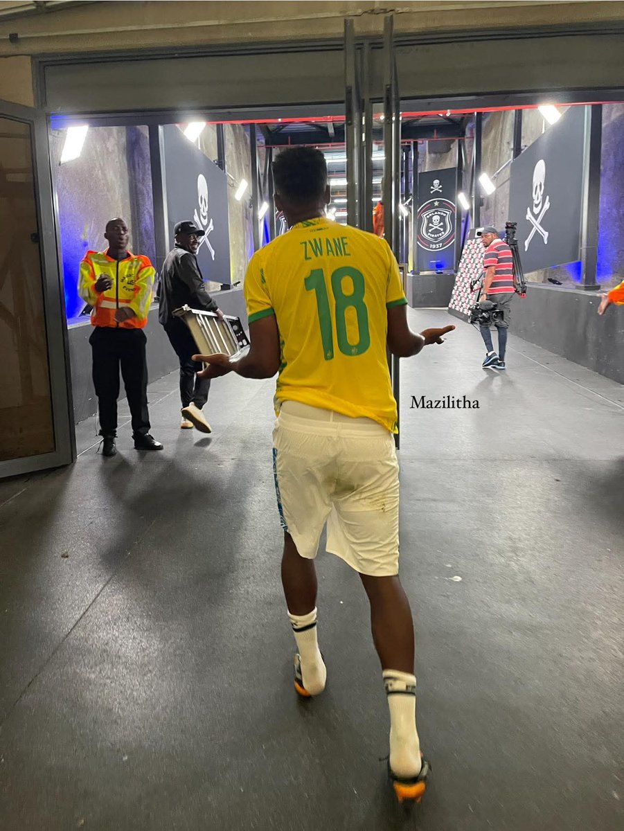 All Eyes On Him Everywhere He Go!!!

The respect Themba Zwane gets everywhere, i saw Makhaula obeying 🙏🙆🏾‍♂️