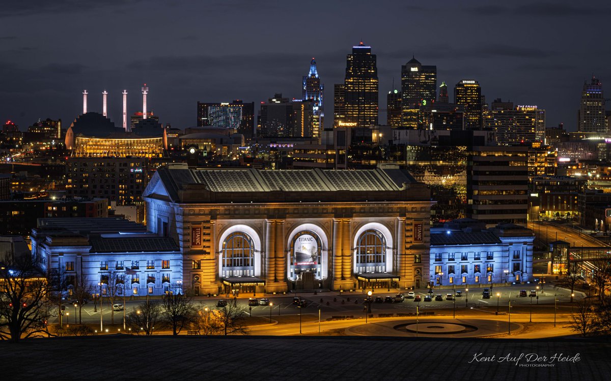 UnionStationKC's tweet photo. Tonight, Union Station lights up in celebration of the four national teams that have selected base camp sites in the Kansas City region for the FIFA World Cup 2026™.

This special lighting display honors:
🇦🇷 Argentina — blue, white, and gold
🏴󠁧󠁢󠁥󠁮󠁧󠁿 England — red and white
🇳🇱 The Netherlands — orange
🇩🇿 Algeria — white, green, and red

Photos by Kent Auf Der Heide

#FIFAWorldCup #WeAre26 #WeAreKansasCity