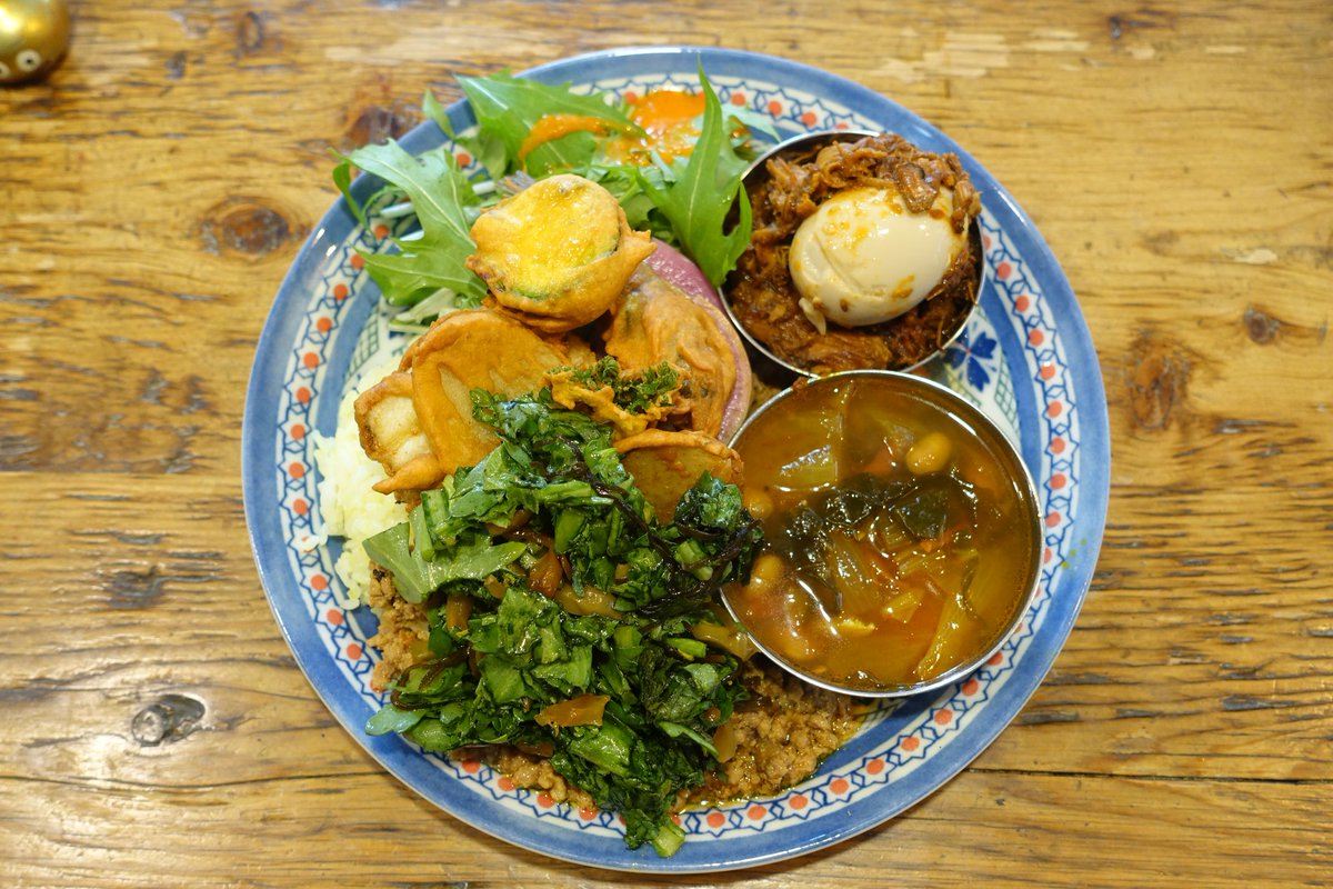 サンラサーのあいがけ（ココナッツポークキーマ、秩父産しゃくし菜のネパール風スープカレー）カレー味玉シン無水チキン薬味季節のパコラ
#サンラサー #現代アート #東新宿サンラサー #東新宿カレー #東新宿ランチ instagram.com/p/DU9zlcZE4hP/