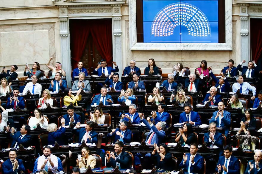 #Ahora Diputados aprobó la reforma laboral y ahora vuelve al Senado con cambios economis.com.ar/diputados-apro…