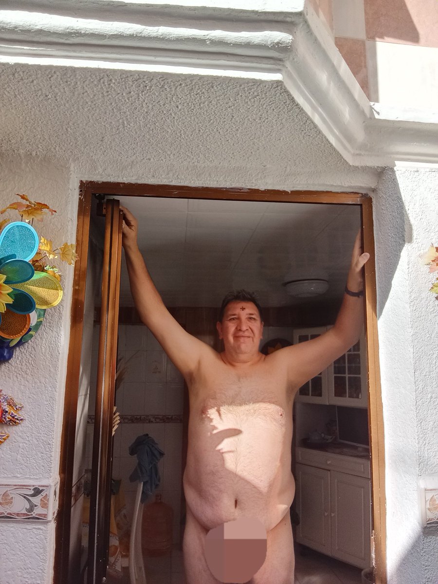 Me fascina estar solo desnudo en casa. No por morbo. Me gusta sentirme en libertad en plenitud. Oyendo una música instrumental estabiliza los sentidos. No muestro más porque me sancionarían.