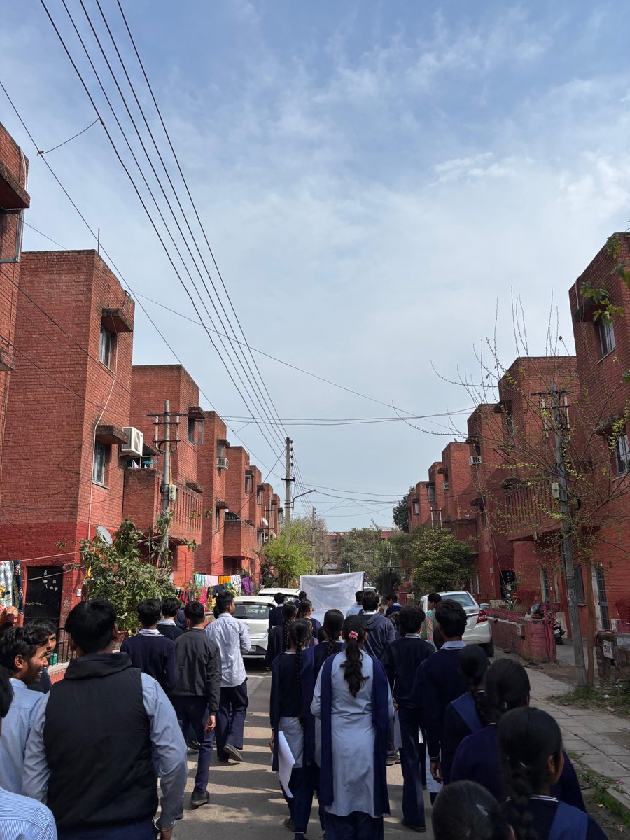 39Gmsss's tweet photo. Under Vidyanjali, a rally was organised by school students and teachers. The neighborhood was made aware about the Vidyanjali Programme. By GMSSS39C CHANDIGARH
@SchoolEduChd
@vidyanjali_edu
@vidyanjalichd
#Vidyanjali https://t.co/r7b1cAi0xL