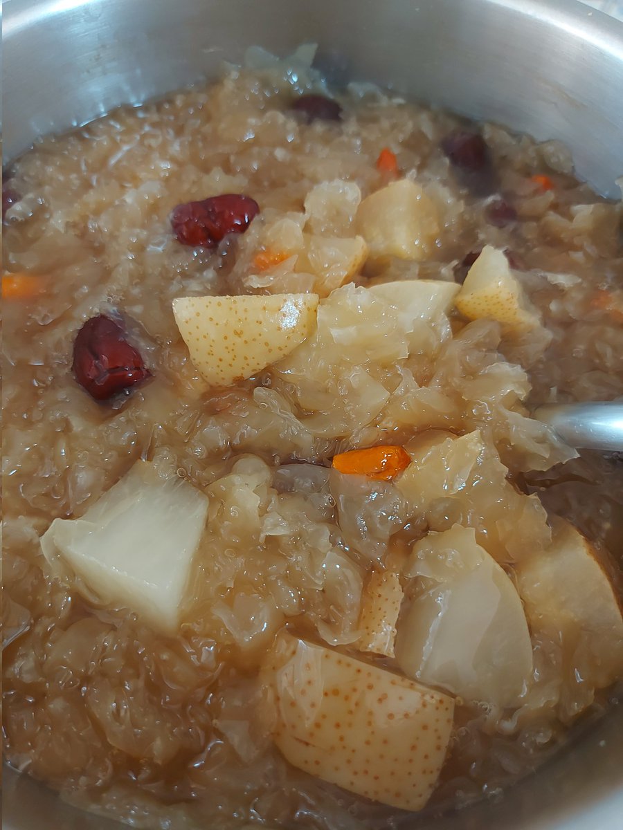 ชวนทำสาลี่ตุ๋นเห็ดหูหนูขาวใส่เก๋ากี้🍐 เมนูหวานละมุน ช่วยชุ่มคอ บำรุงปอดค่ะ 💛

แช่เห็ดหูหนูขาวให้พอง หั่นชิ้นเล็ก ตุ๋นจนเปื่อยใส่สาลี่ ตุ๋นจนใส ตามด้วยพุทราจีน
ปิดท้ายเก๋ากี้ ปรุงด้วยน้ำตาลกรวดหรือน้ำผึ้ง ซดอุ่น ๆ อร่อยสบายคอ ✨