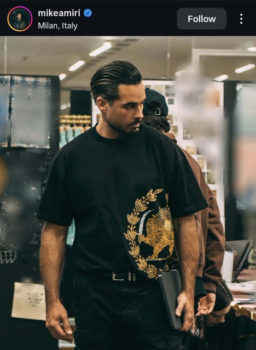 PrimeB0rderl1ne's tweet image. مایک امیری هم از روزهای اول با مردم ایران بود و با پست و استوری‌هاش از مردم حمایت میکرد. پیجش حدود 12 میلیون فالور داره و قطعا کمک کرده صدای انقلاب ما به گوش خیلیا برسه. اگر نمیشناسیدش ایشون طراح مد و فشن مشهور ایرانی و بنیان‌گذار برند لباس AMIRI هستن.