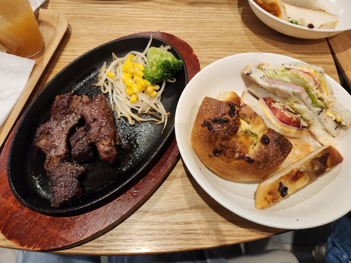 opacha0403's tweet photo. トミーズパン食べ放題うみゃい https://t.co/8ybWv0PV6t
