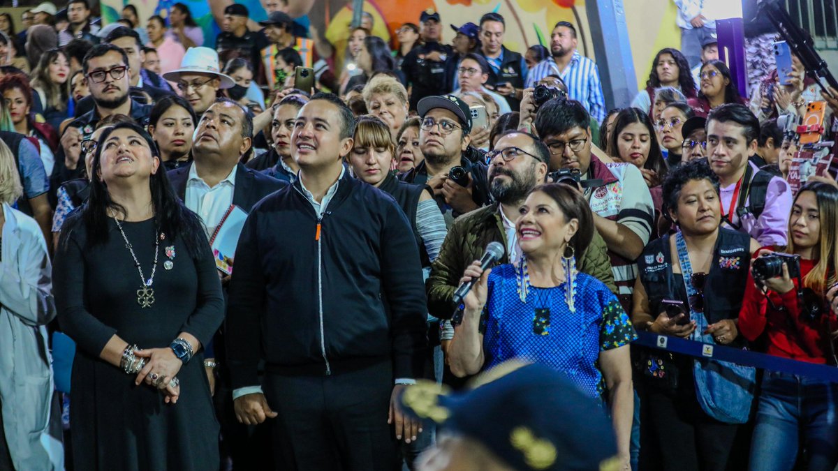 TuAlcaldiaGAM's tweet photo. Chalma de Guadalupe vive esperanza 💙
Nuestro alcalde @yancolozano acompañó a @ClaraBrugadaM en la entrega de obras de “Obras son Amores”.
✔️ Aulas renovadas
✔️ Calles iluminadas
✔️ Nuevo módulo de vigilancia 🚓
¡La transformación sigue! ✨
#ObrasQueTransforman #GAMUnida https://t.co/Cpmg42HEWz