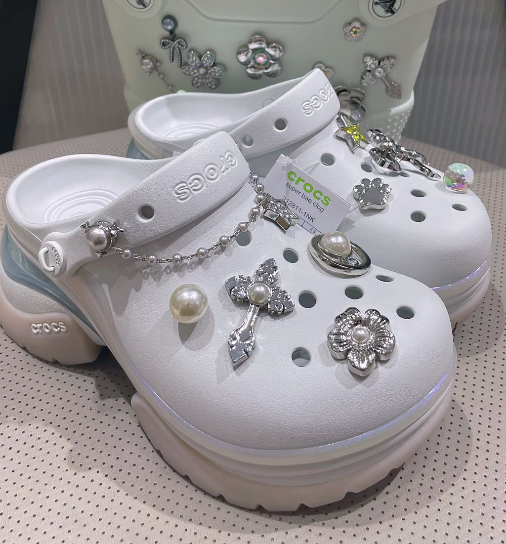 ___h___r___k__'s tweet photo. crocs新作イルカ🐬 アプリで発売開始してた！ https://t.co/1mClRvs7B5