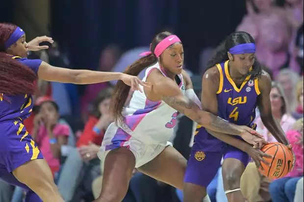 TigerDroppings's tweet photo. LSU comes from behind for road win at No. 17 Ole Miss, 78-70.

The Lady Tigers outscored Ole Miss 24-7 in the 4th quarter.

https://t.co/XfgvpLmOHY https://t.co/7pgFVdPWLg