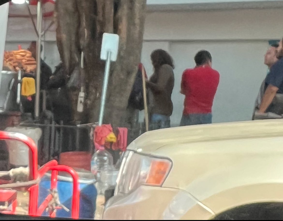 No debemos normalizar lo que viola leyes y reglamentos. Más ejemplos de puestos ambulantes #comercioinformal en #RomaSur <a href="/AlcCuauhtemocMx/">Alcaldía Cuauhtémoc</a> 
Quién lo permite, apoya y solapa? <a href="/ClaraBrugadaM/">Clara Brugada Molina</a> <a href="/GobCDMX/">Gobierno de la Ciudad de México</a> <a href="/craviotocesar/">César Cravioto</a> <a href="/AlessandraRdlv/">Alessandra Rojo de la Vega</a>