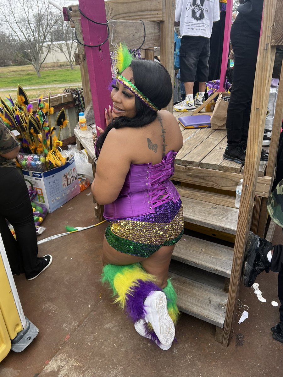 redddabratttt's tweet photo. Mardi Gras definitely don’t owe me anything ✨💜 #newroads https://t.co/xaJMdqMYDM