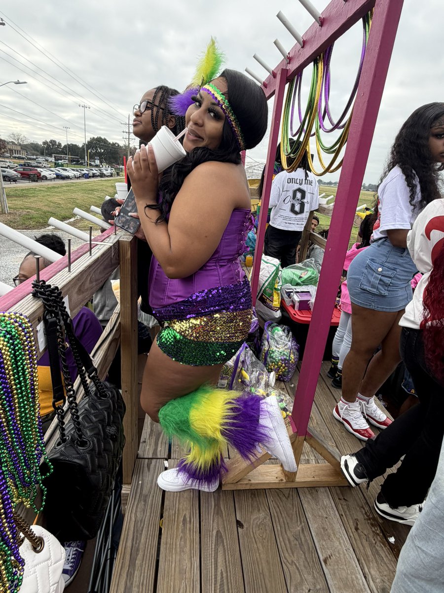 redddabratttt's tweet photo. Mardi Gras definitely don’t owe me anything ✨💜 #newroads https://t.co/xaJMdqMYDM