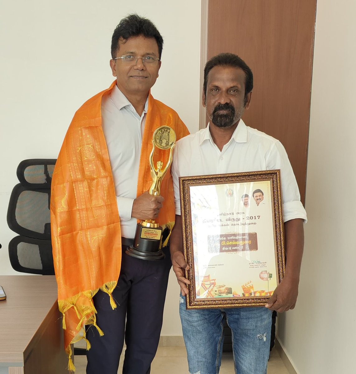 chelladurai355's tweet photo. திருட்டுப் பயலே 2படத்தில் ஒளிப்பதிவு செய்ய எனக்கு வாய்ப்பு அளித்து தமிழ் நாடு அரசின் விருது பெறக் காரணமான இயக்குனர் சுசி. கணேசன் அவர்களை சந்தித்து நன்றி தெரிவித்தேன். அவரின் வாழ்த்தையும் பெற்றேன். https://t.co/iDFV46Ov2B