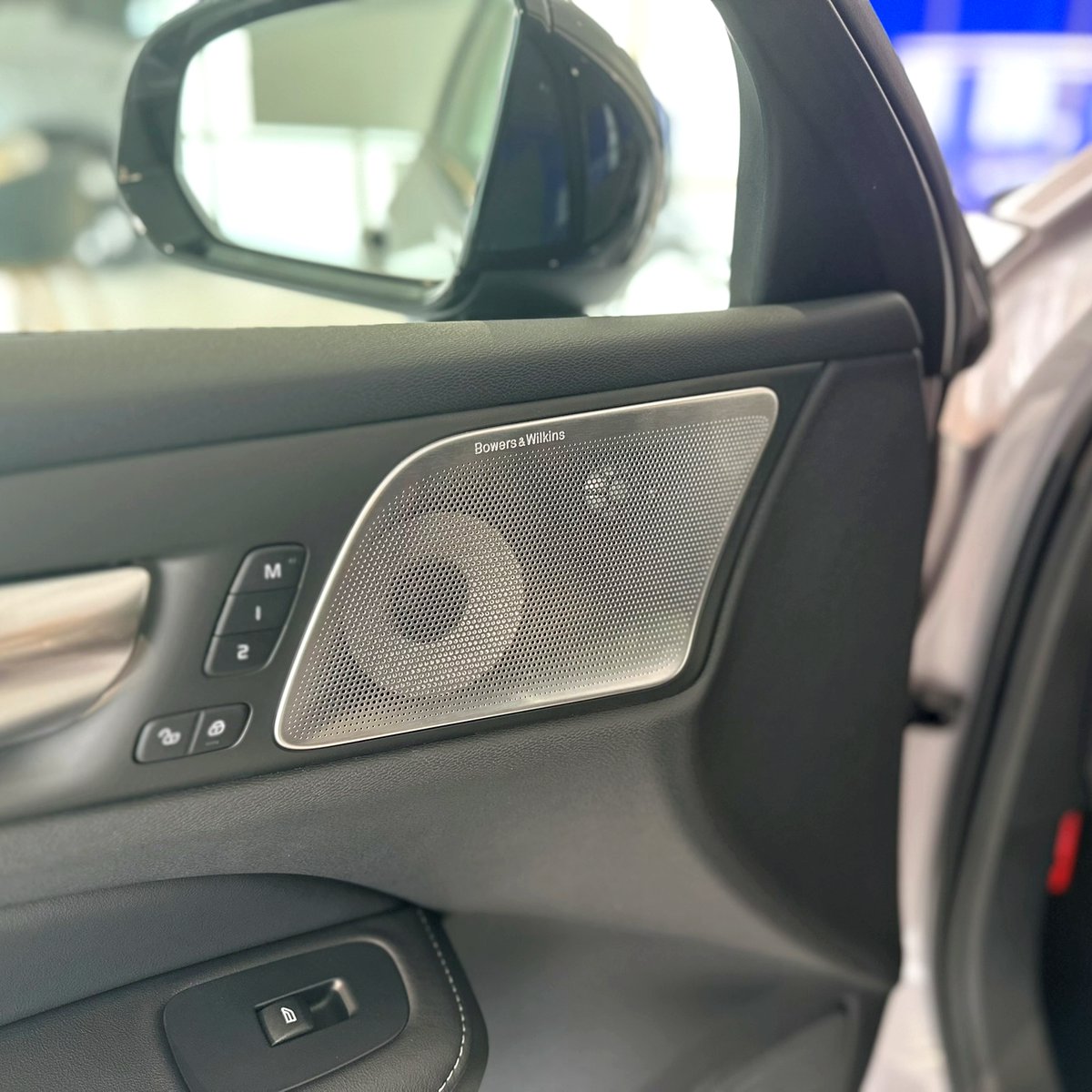 vc_tajimi's tweet photo. 【 展示車情報 】

『 V60 Ultra T6 AWD Plug-in hybrid 』

ボディカラー：オーロラシルバー
シートカラー：チャコール 

ボディカラーのオーロラシルバーはコントラストがありながら、重さを感じさせない軽やかさが印象的です。
日の光に当たると、かすかにパープルの色味を帯びた輝きを放ちます。 https://t.co/kg9DQ0lj3U