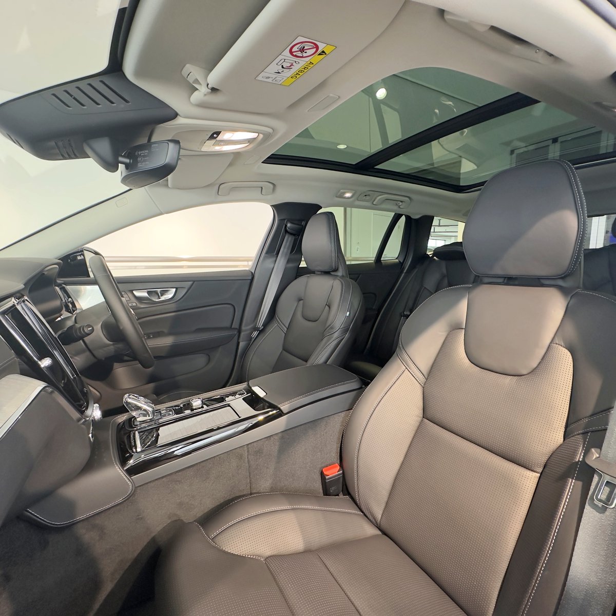 vc_tajimi's tweet photo. 【 展示車情報 】

『 V60 Ultra T6 AWD Plug-in hybrid 』

ボディカラー：オーロラシルバー
シートカラー：チャコール 

ボディカラーのオーロラシルバーはコントラストがありながら、重さを感じさせない軽やかさが印象的です。
日の光に当たると、かすかにパープルの色味を帯びた輝きを放ちます。 https://t.co/kg9DQ0lj3U