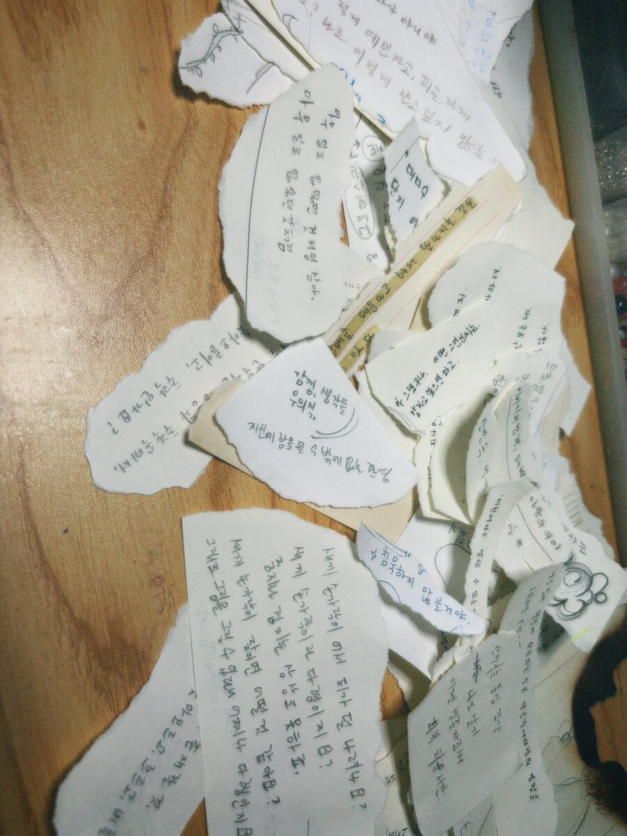 euneun____'s tweet photo. 나에게 일상을 살 힘을 주는 조각들, 그 조각들을 내 공간의 여백에 다시 남기는 일. 마지네일리아처럼. 

곳곳에 있던 흔적들이 모여 나를 이 곳에서 버티게 한다.
 이 경계에서 살게 해준다. 
그리고 우리는 그 곳에서 만나 불을 피우고 나눈다. 

마지네일리아(marginalia) : 책의 여백에 쓰는 글 https://t.co/szmNQlbbQO