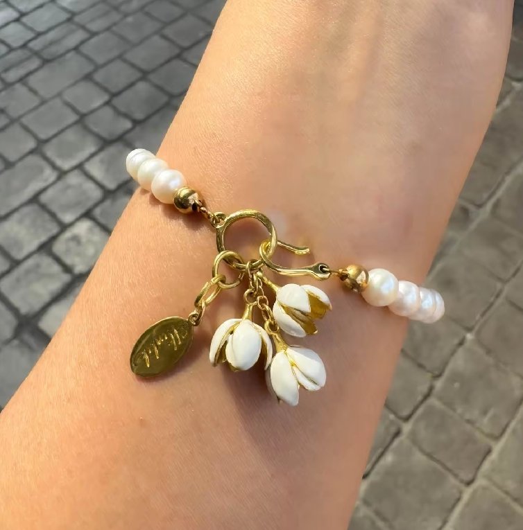 Hinkik jewelry ต้องแมส งานไทยแท้แบบตระโกน ไทยแบบจะทิ่มตาตาย ทั้งกำไลดอกรัก ต่างหูดอกจำปี พรีเซ้นความเป็นไทยออกมาในราคาหลักร้อยถึงพันต้นๆ งานสวย ปราณีตมาก 🥹