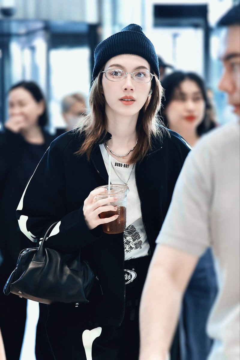 Minneen1's tweet image. Airport fit แต่ fashion icon energy เต็ม 100
น้องออมใส่อะไรก็ดูมีสไตล์ แฟชั่นนิสต้ามาก😍

#OrmAirportLook
#OrmKornnaphat #ออมกรณ์นภัส
 @ormmormm