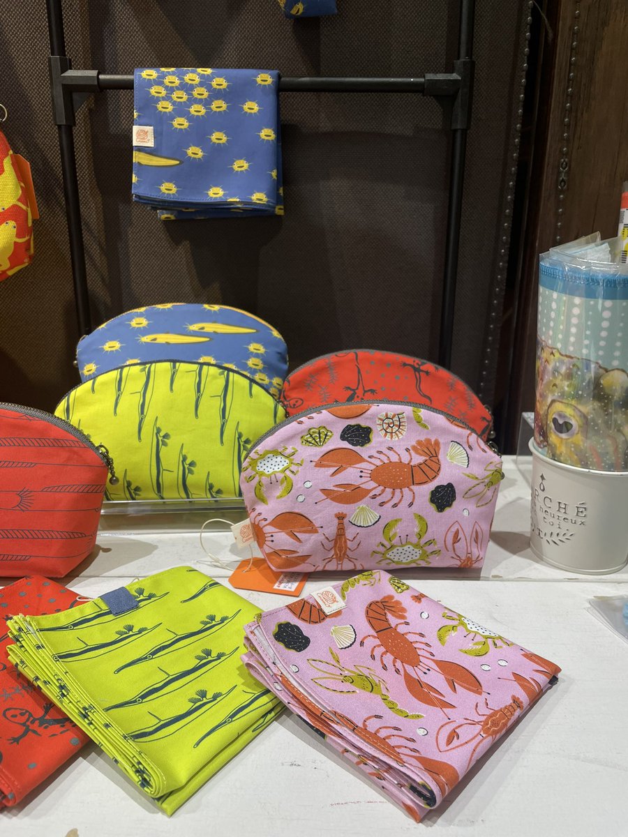 今日もアクアティックライフ展が始まってます。

先週完売していたゴンズイと甲殻類のハンカチも追加納品しました。

甲殻類の方はデッドストック生地の最後の一枚なので、気になっていた方へぜひどうぞ🦐🦞🐚

#アクアティックライフ展7