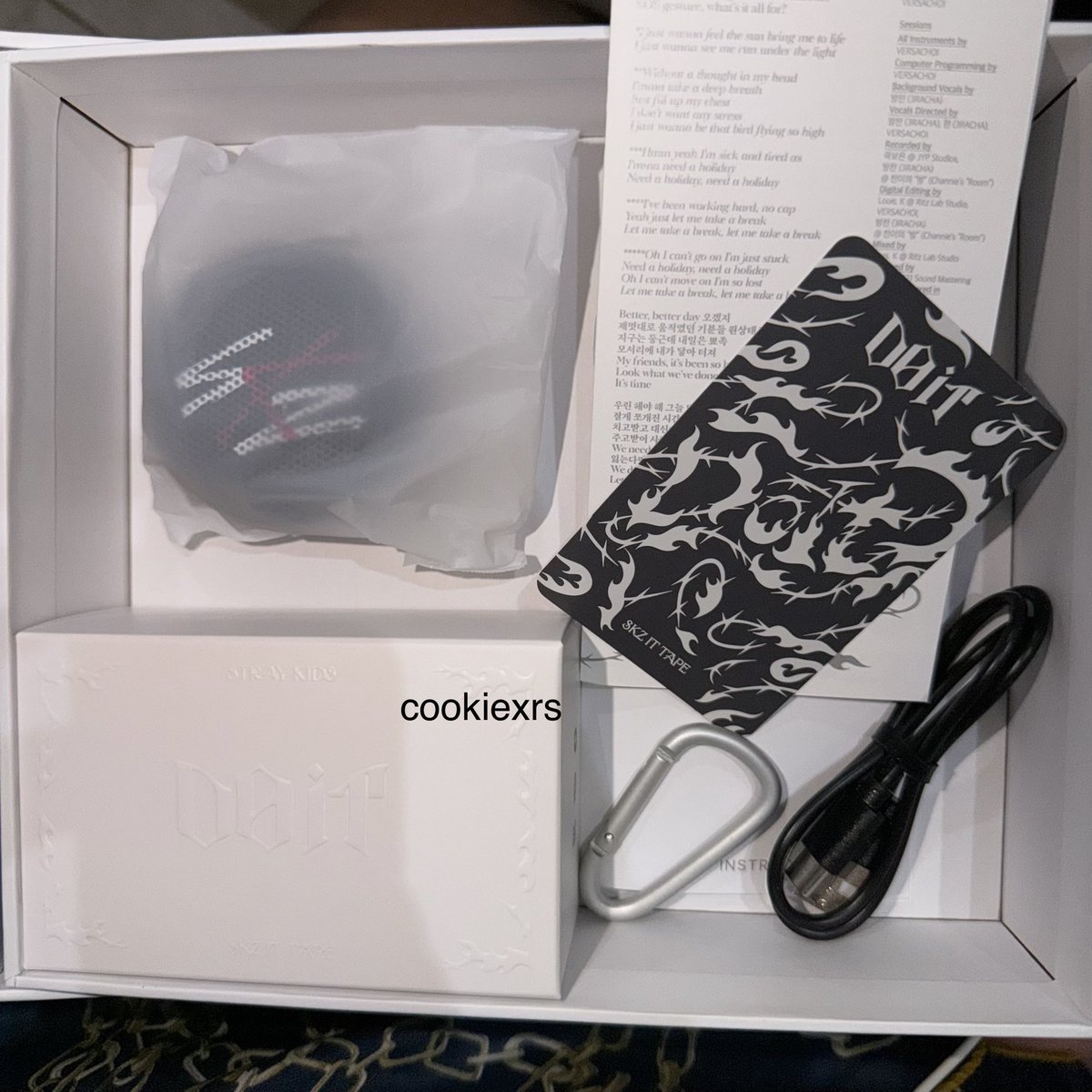 cookiexrs's tweet photo. wts stray kids do it album speaker only (tanpa silicon skzoo dan tanpa PC)

kelengkapan:
- box
- speaker &amp; carabiner
- kabel charger speaker
- lyrics book
- kartu untuk plve album

link CO di rep

t. want to sell lfb looking for buyer ina pasarskz https://t.co/nBKefzaHUf
