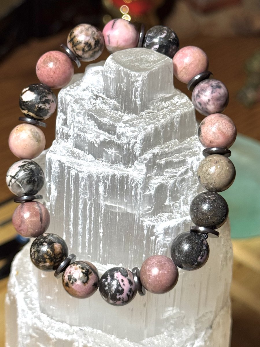 franksgarcia4's tweet image. So, the chance of me freezing to death tonite is small, but! it’s not zero. Let’s do something mindful as I await my fate..
Rhodonite; love, healing, balance, grounding, compassion, self forgiveness 
Hematite; grounding, stability, protection, balance.
pretty?
#crystals #mindful