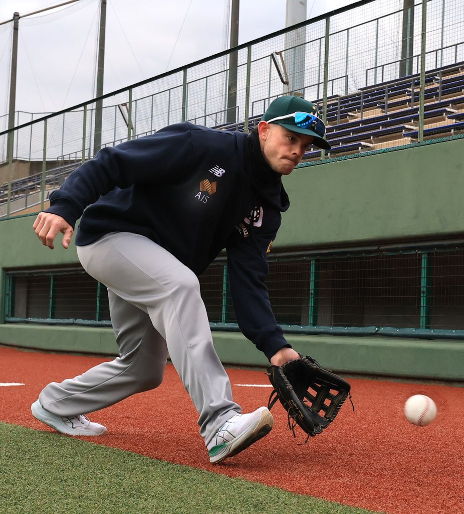 TeamAusBaseball's tweet photo. Training in the cold 🥶 https://t.co/Yyn50F1nWN